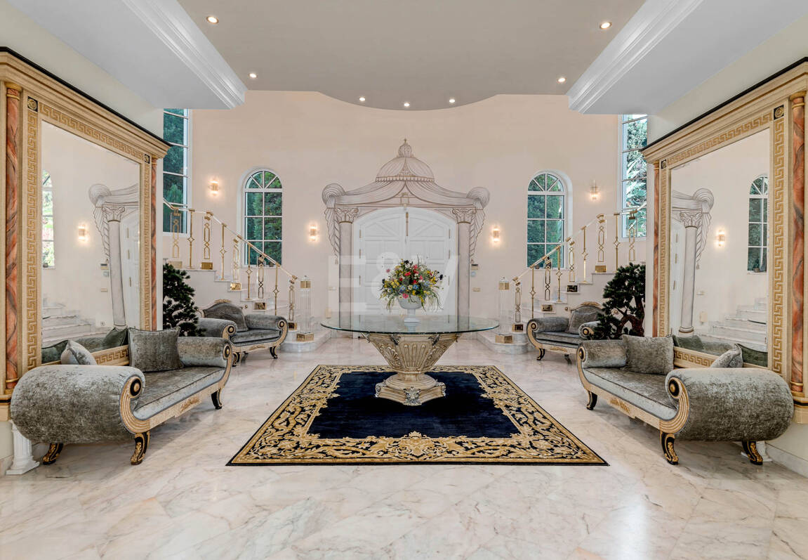 Elegant Estate i Cascada de Camoján med 3 villor och fantastisk havsutsikt