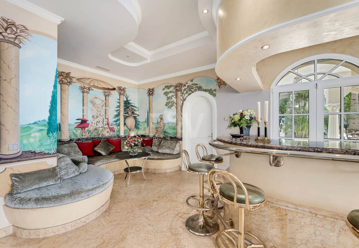 Elegant Estate i Cascada de Camoján med 3 villor och fantastisk havsutsikt