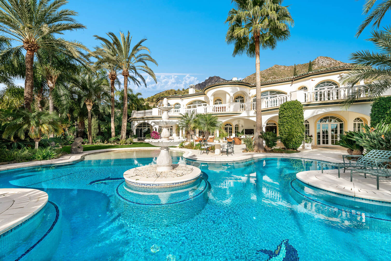 Elegant Estate i Cascada de Camoján med 3 villor och fantastisk havsutsikt