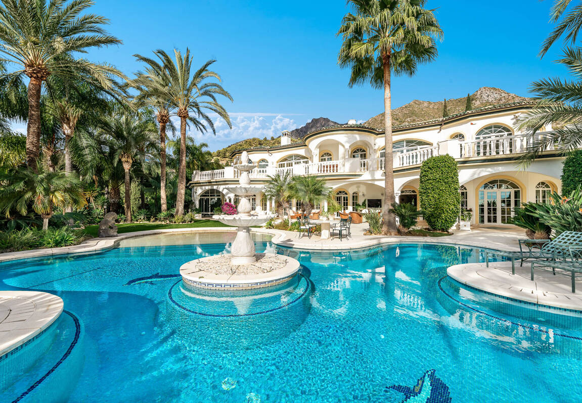 Elegant Estate i Cascada de Camoján med 3 villor och fantastisk havsutsikt