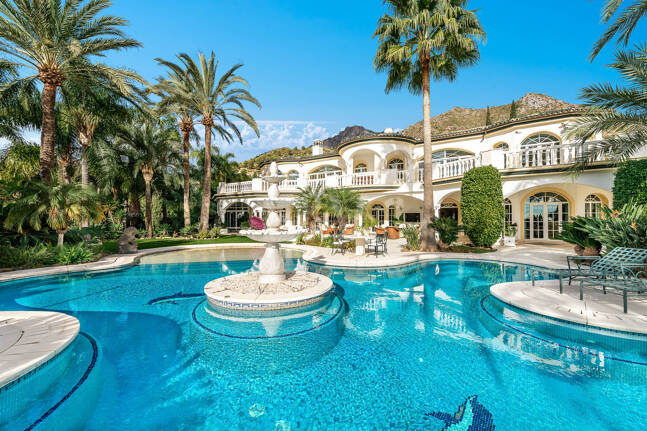 Elegant Estate i Cascada de Camoján med 3 villor och fantastisk havsutsikt