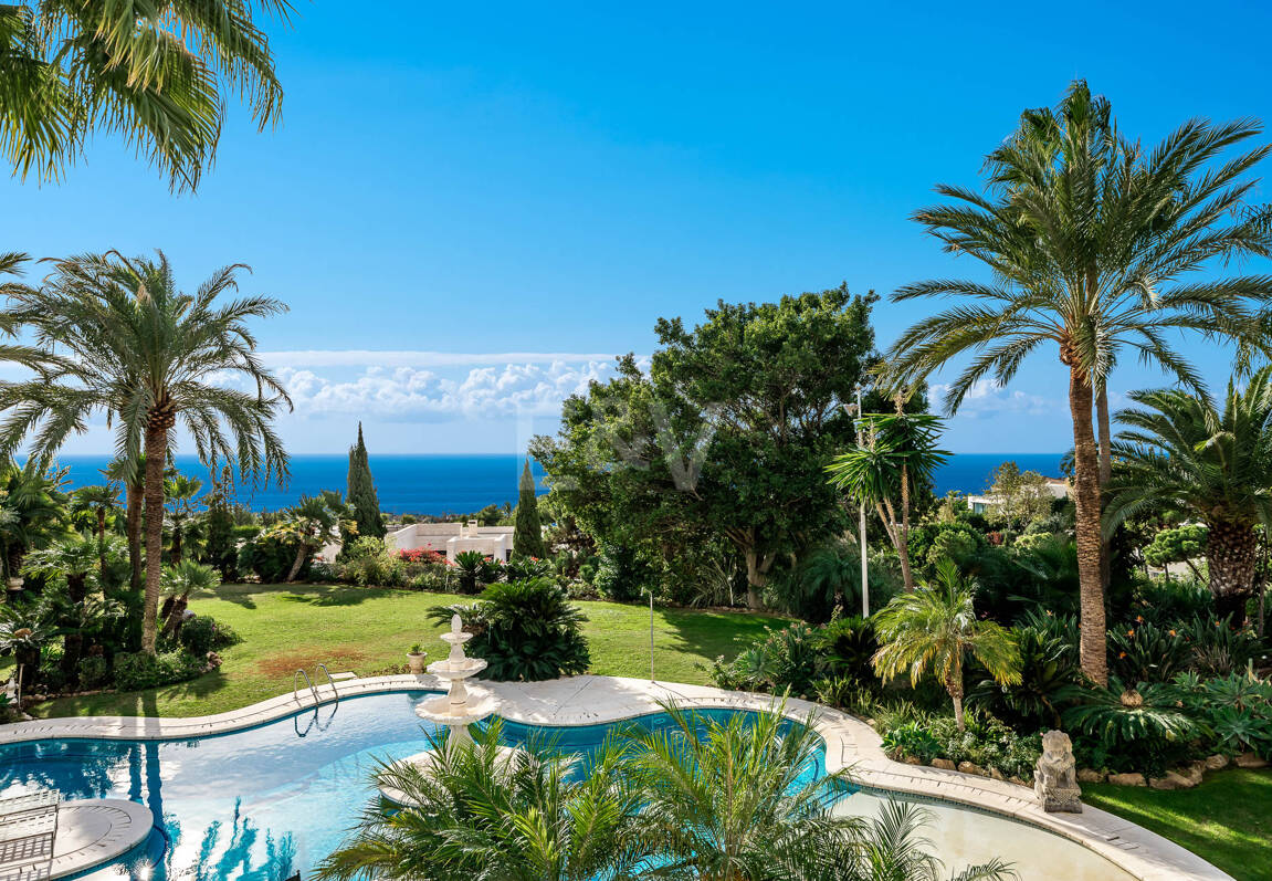 Elegant Estate i Cascada de Camoján med 3 villor och fantastisk havsutsikt