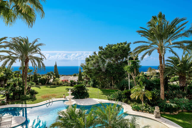 Elegant Estate i Cascada de Camoján med 3 villor och fantastisk havsutsikt
