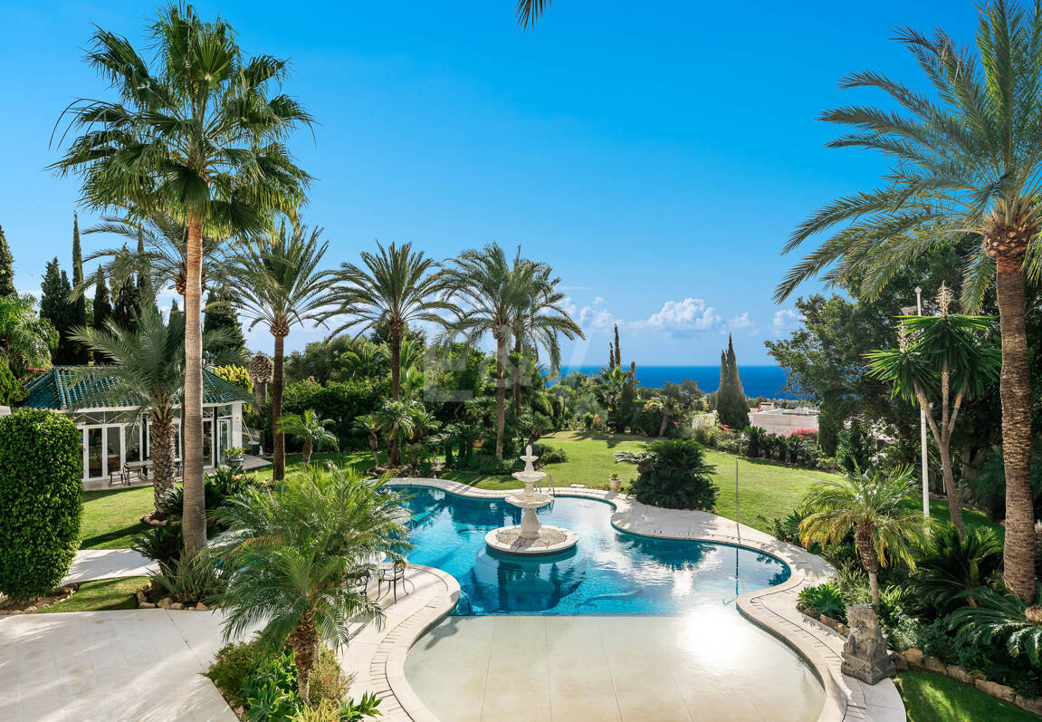 Elegant Estate i Cascada de Camoján med 3 villor och fantastisk havsutsikt