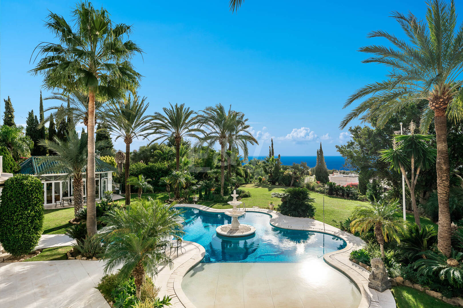 Elegant Estate i Cascada de Camoján med 3 villor och fantastisk havsutsikt