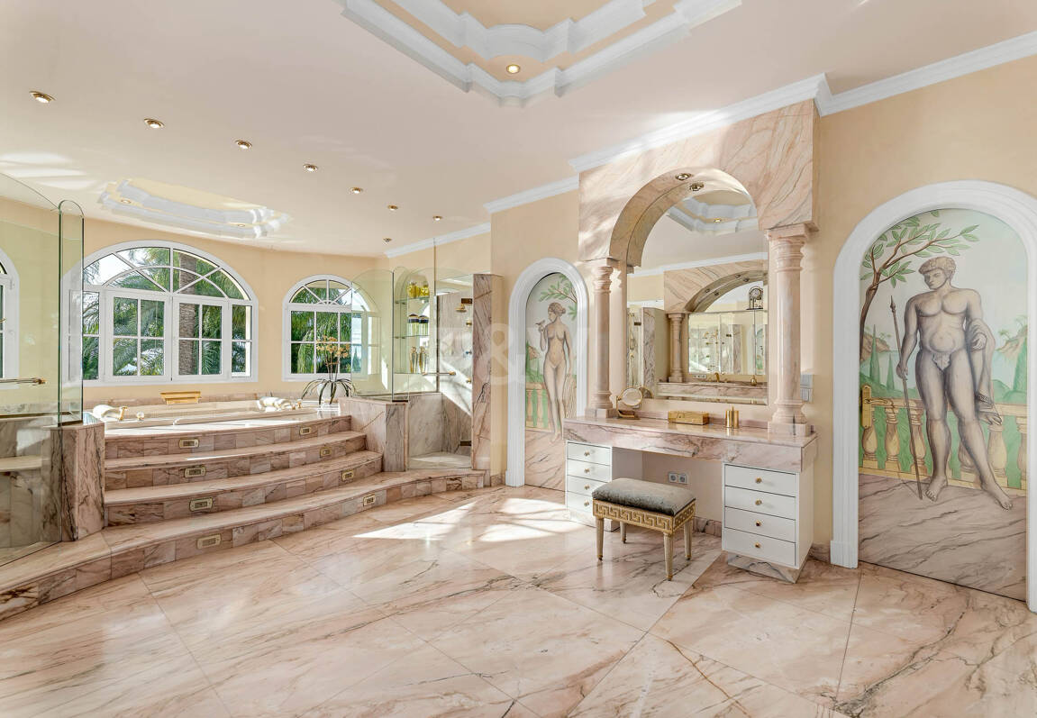 Elegant Estate i Cascada de Camoján med 3 villor och fantastisk havsutsikt