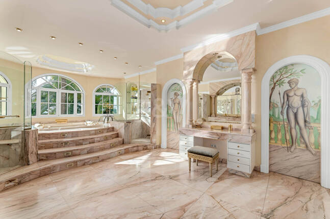 Elegant Estate i Cascada de Camoján med 3 villor och fantastisk havsutsikt