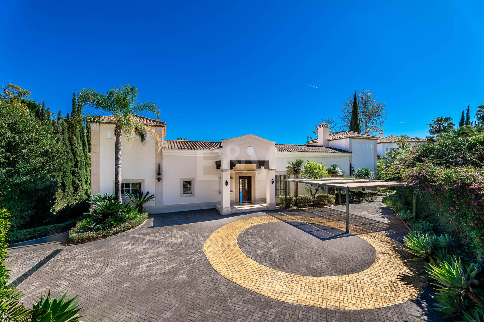 Villa en primera línea de golf en Los Arqueros con vistas espectaculares