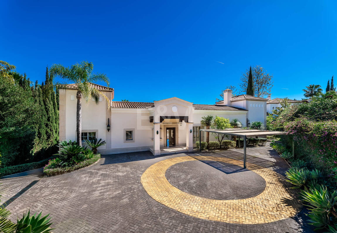 Villa en primera línea de golf en Los Arqueros con vistas espectaculares