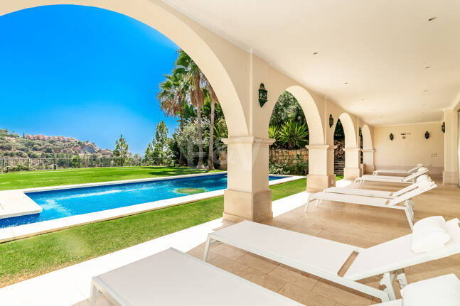 Villa en primera línea de golf en Los Arqueros con vistas espectaculares