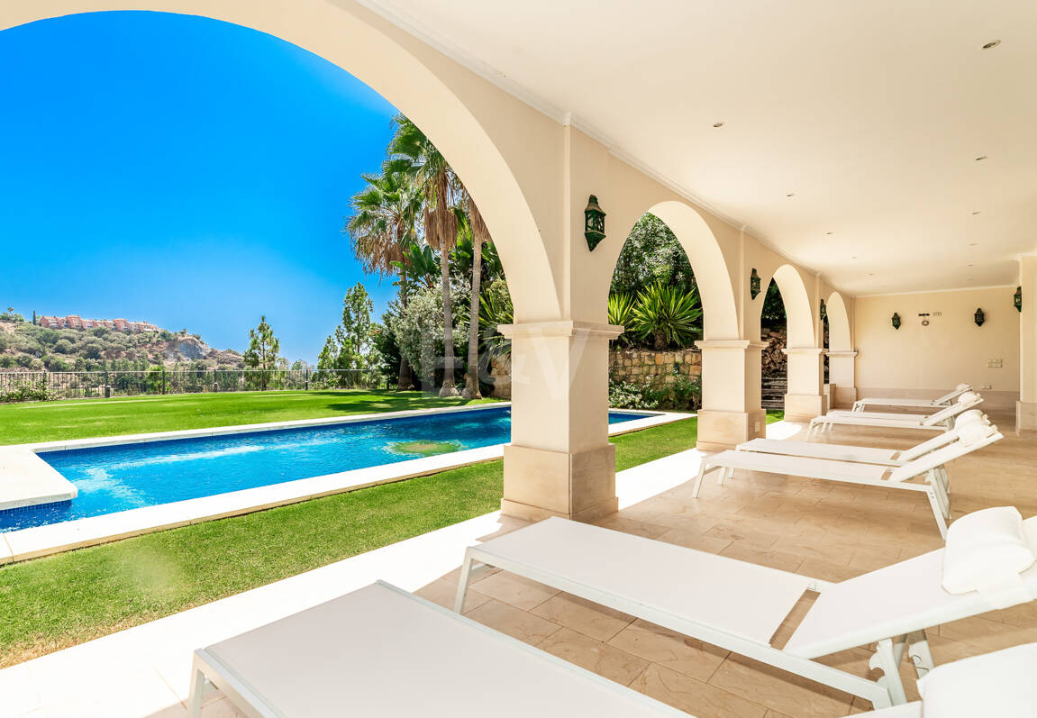 Villa en primera línea de golf en Los Arqueros con vistas espectaculares