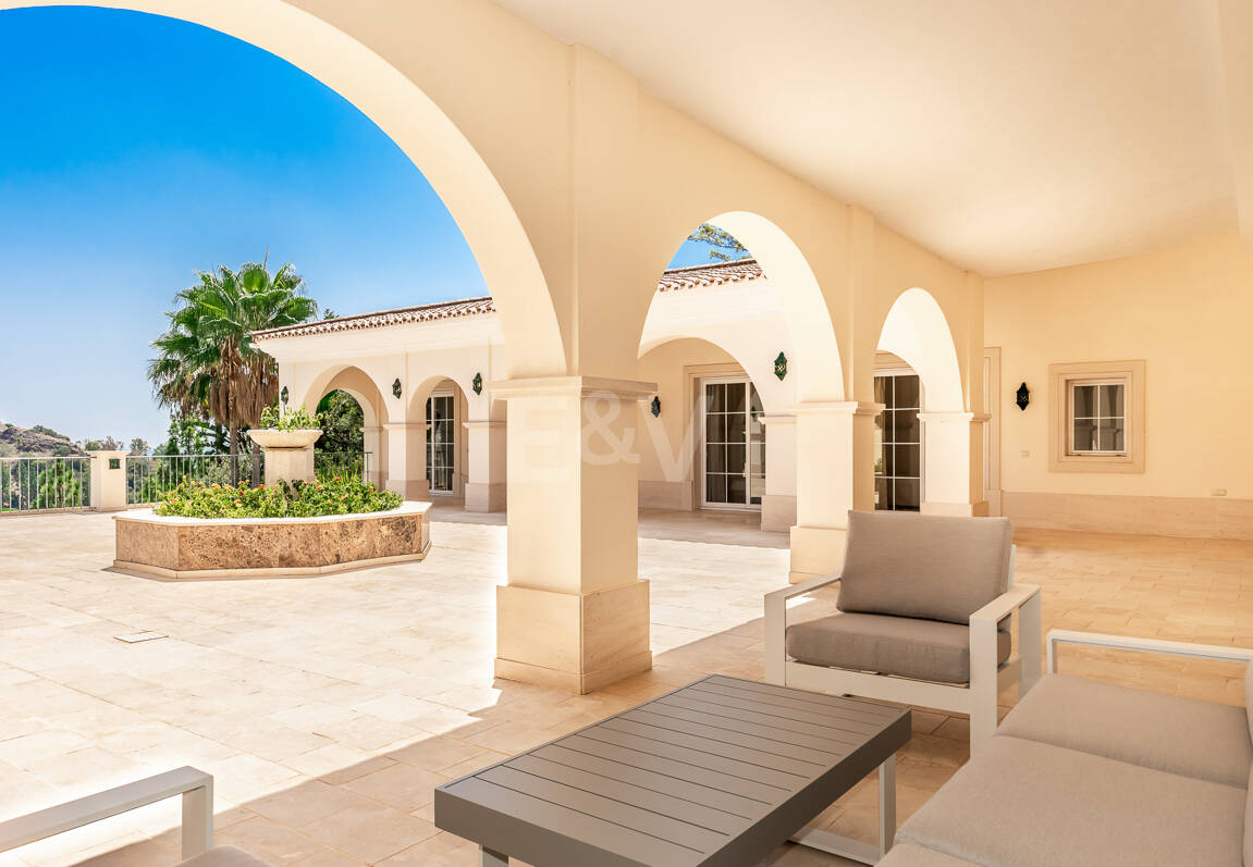 Villa en primera línea de golf en Los Arqueros con vistas espectaculares