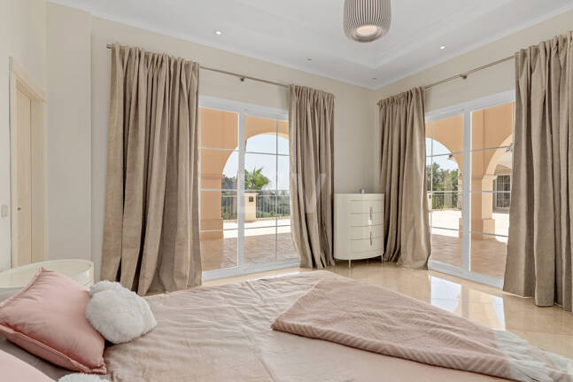 Villa en primera línea de golf en Los Arqueros con vistas espectaculares