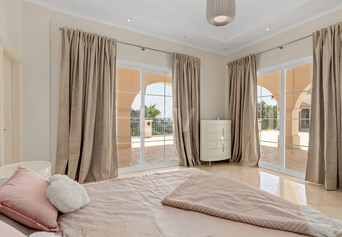 Villa en primera línea de golf en Los Arqueros con vistas espectaculares