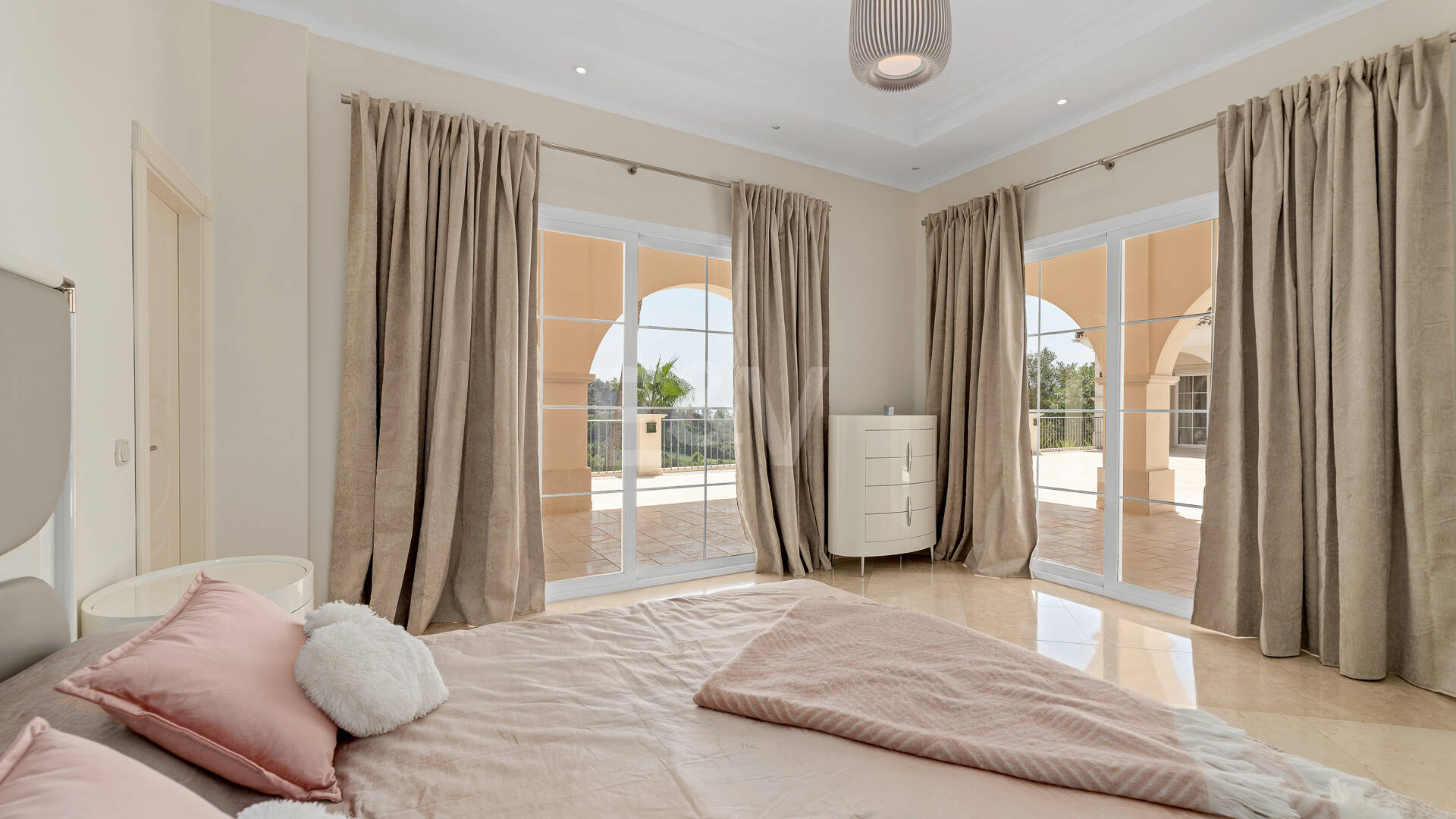 Villa en primera línea de golf en Los Arqueros con vistas espectaculares