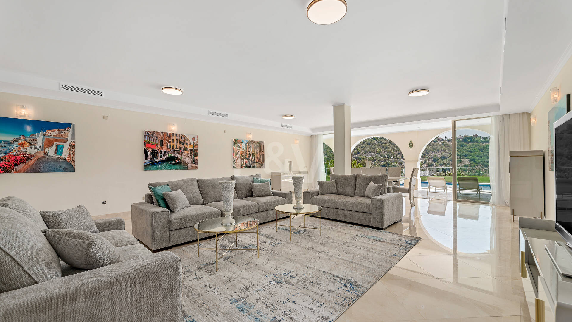 Villa en primera línea de golf en Los Arqueros con vistas espectaculares