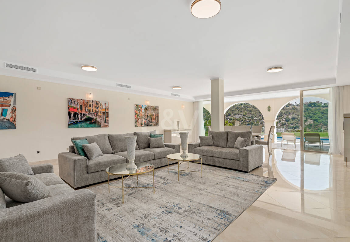 Villa en primera línea de golf en Los Arqueros con vistas espectaculares