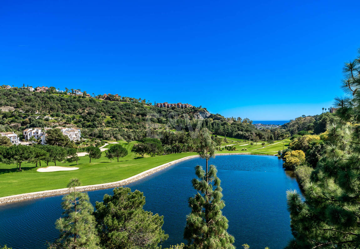 Villa en primera línea de golf en Los Arqueros con vistas espectaculares