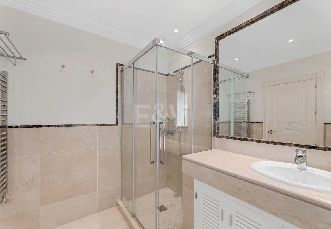 Villa en primera línea de golf en Los Arqueros con vistas espectaculares