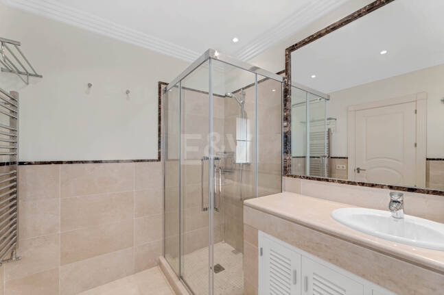 Villa en primera línea de golf en Los Arqueros con vistas espectaculares