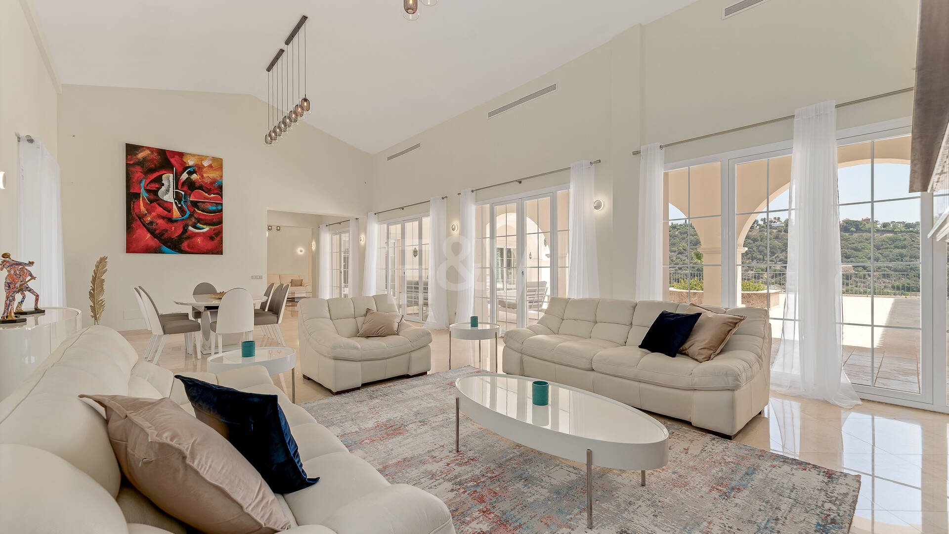 Villa en primera línea de golf en Los Arqueros con vistas espectaculares