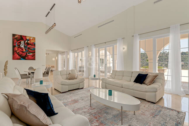 Villa en primera línea de golf en Los Arqueros con vistas espectaculares