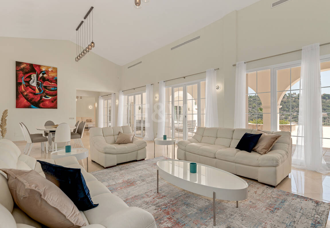 Villa en primera línea de golf en Los Arqueros con vistas espectaculares