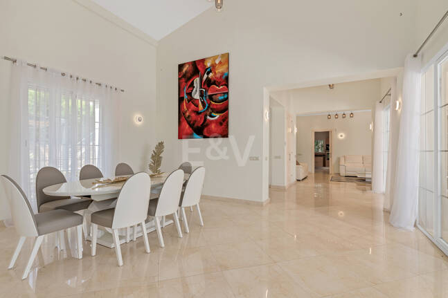 Villa en primera línea de golf en Los Arqueros con vistas espectaculares