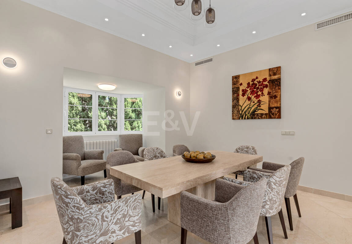 Villa en primera línea de golf en Los Arqueros con vistas espectaculares