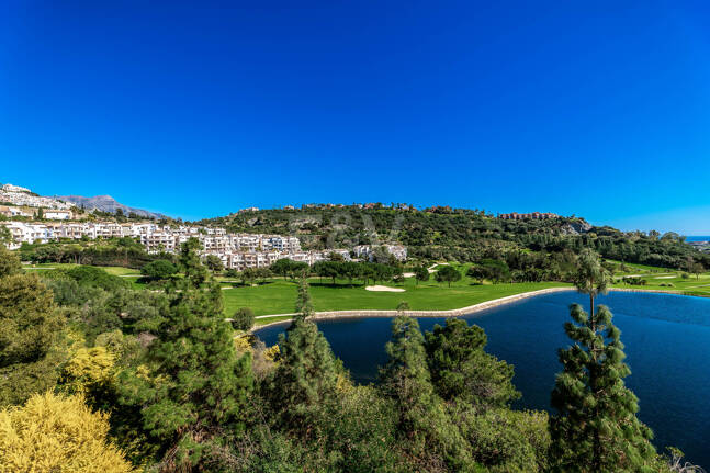 Villa en primera línea de golf en Los Arqueros con vistas espectaculares