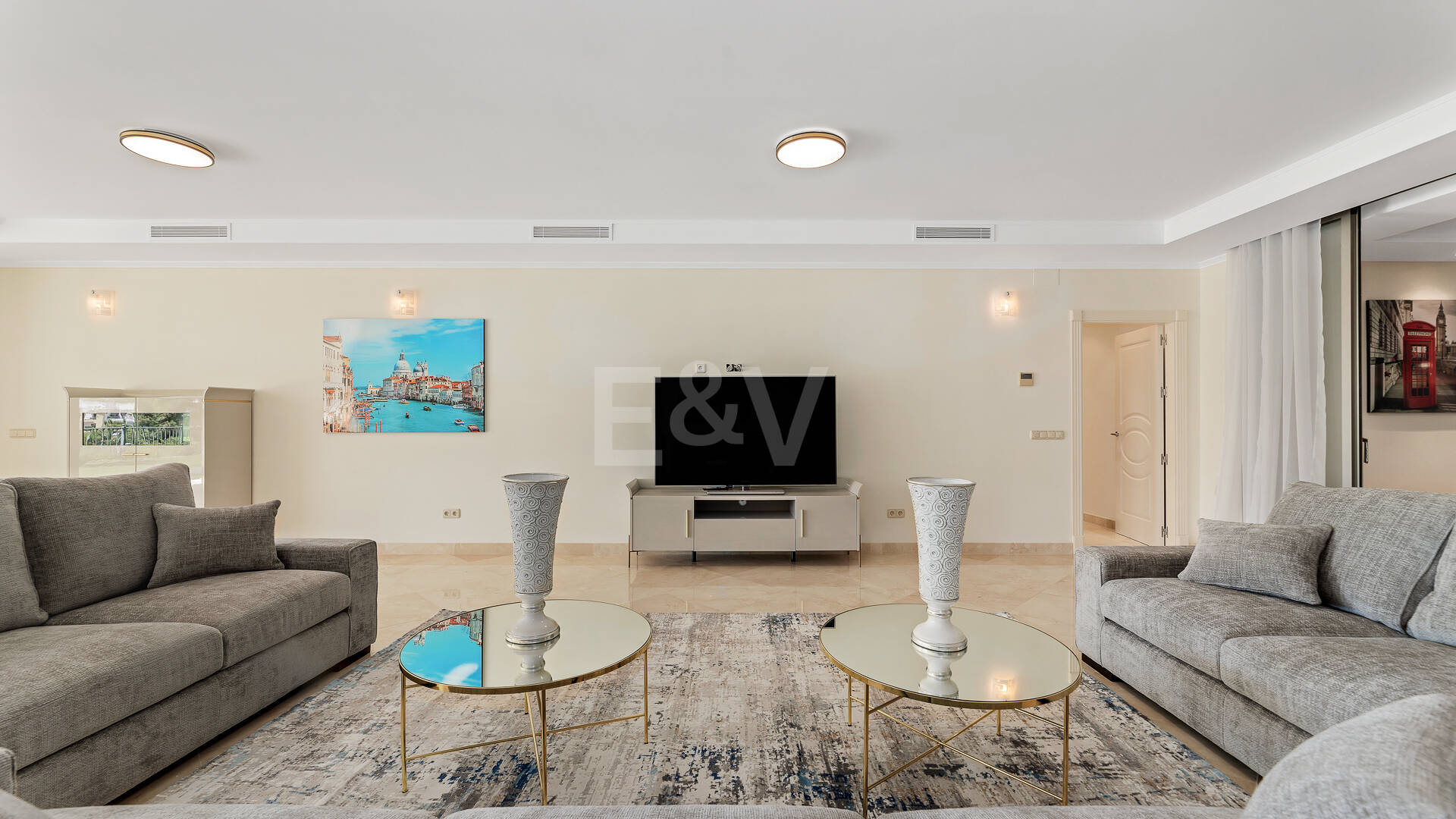 Villa en primera línea de golf en Los Arqueros con vistas espectaculares