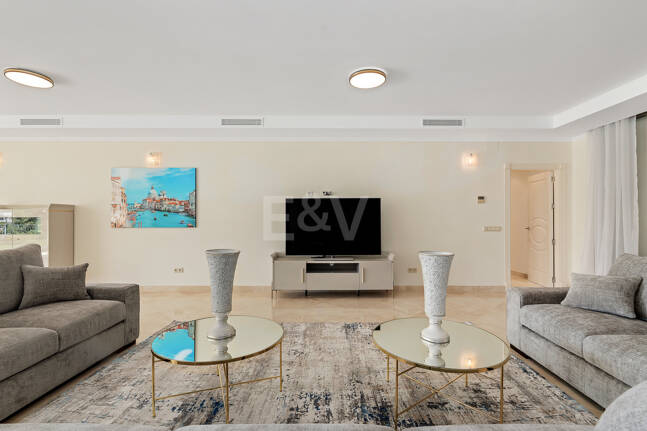 Villa en primera línea de golf en Los Arqueros con vistas espectaculares