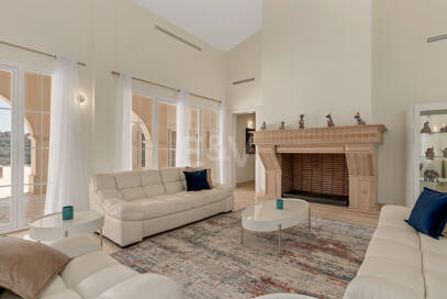 Villa en primera línea de golf en Los Arqueros con vistas espectaculares