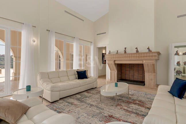 Villa en primera línea de golf en Los Arqueros con vistas espectaculares