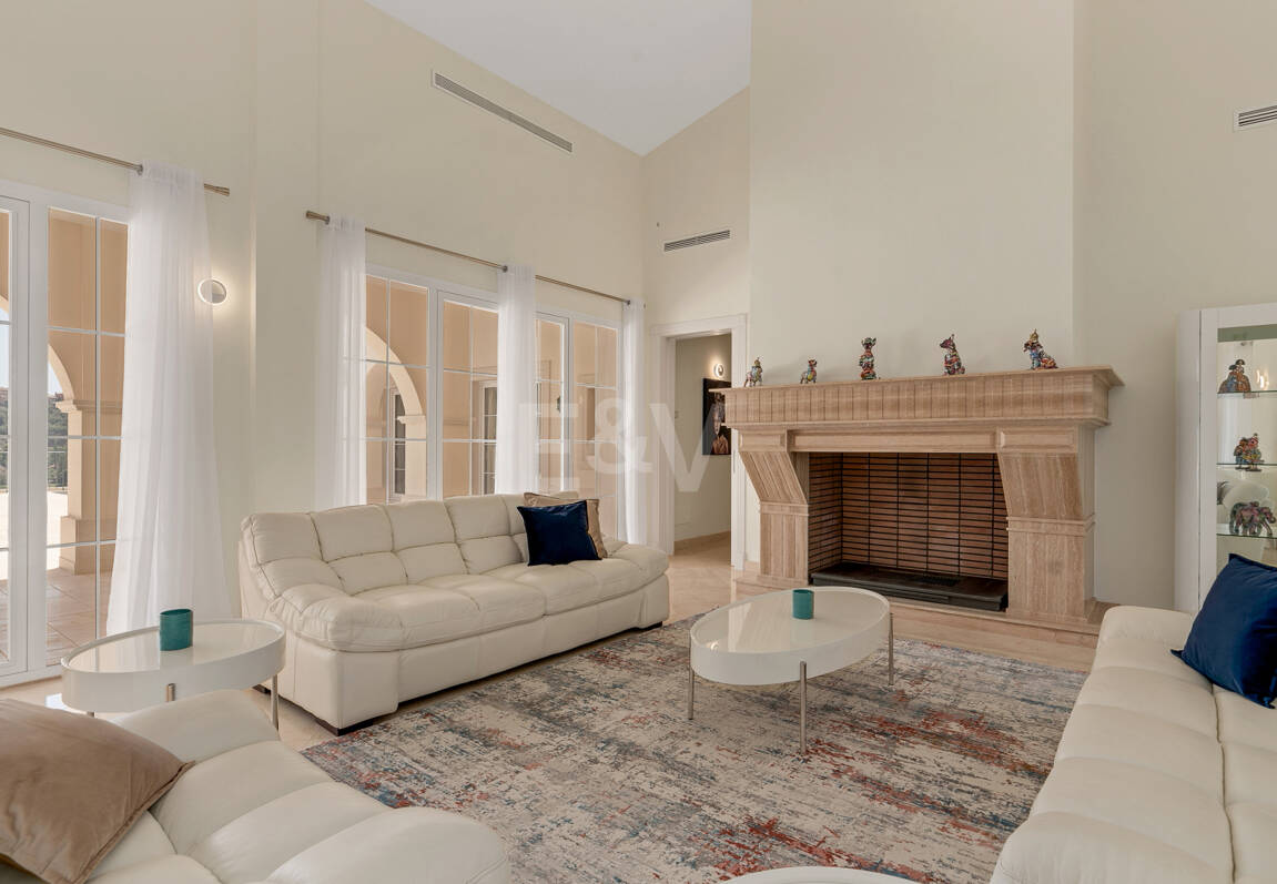 Villa en primera línea de golf en Los Arqueros con vistas espectaculares