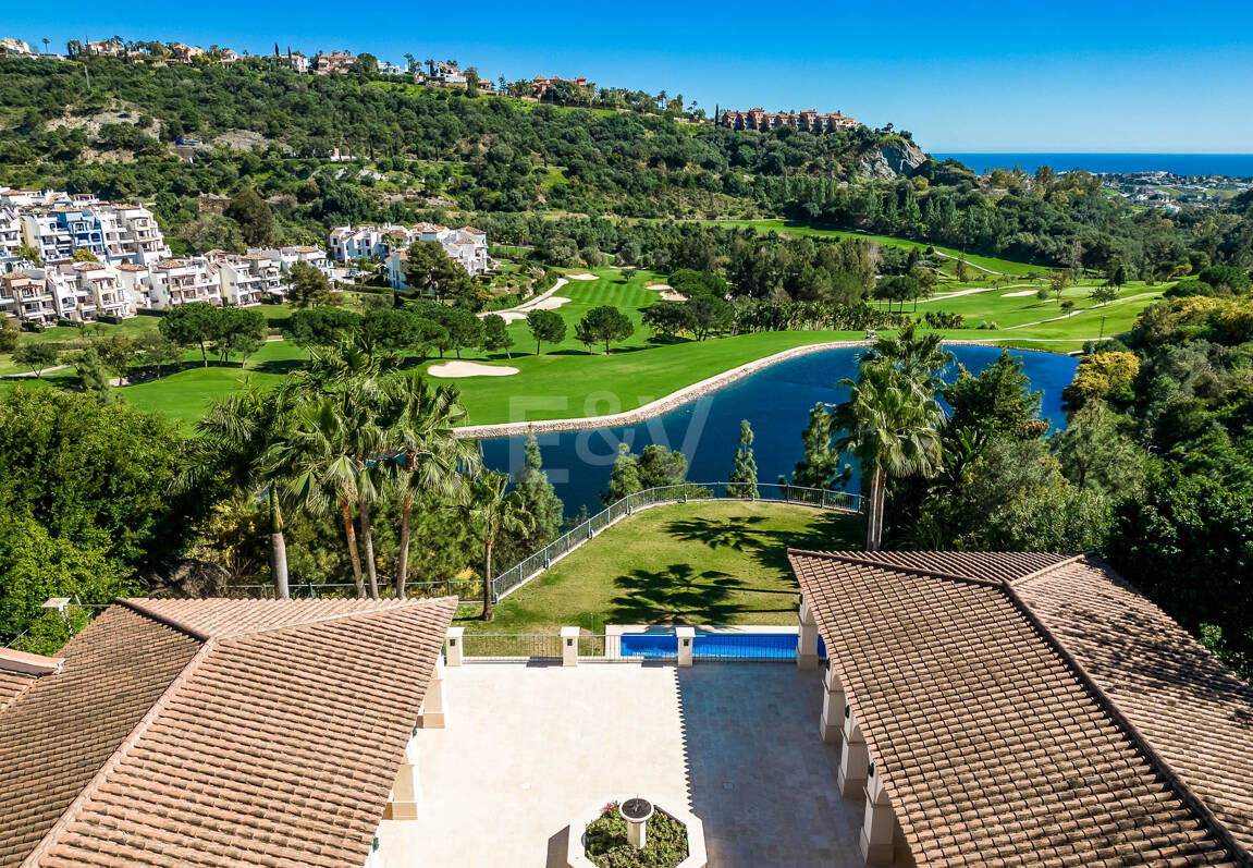 Villa en primera línea de golf en Los Arqueros con vistas espectaculares