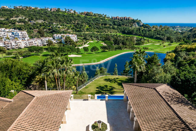 Villa en primera línea de golf en Los Arqueros con vistas espectaculares