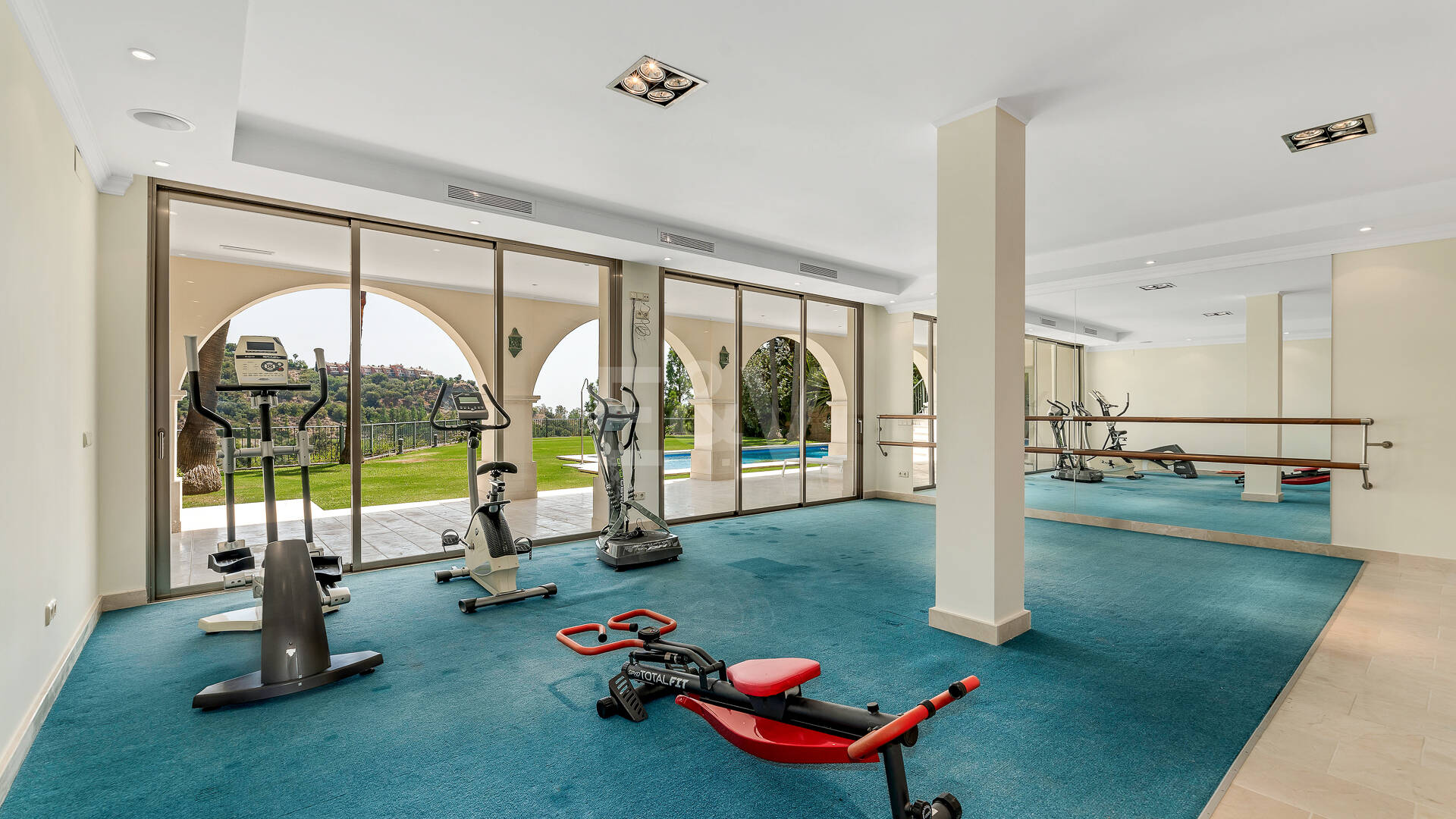 Villa en primera línea de golf en Los Arqueros con vistas espectaculares