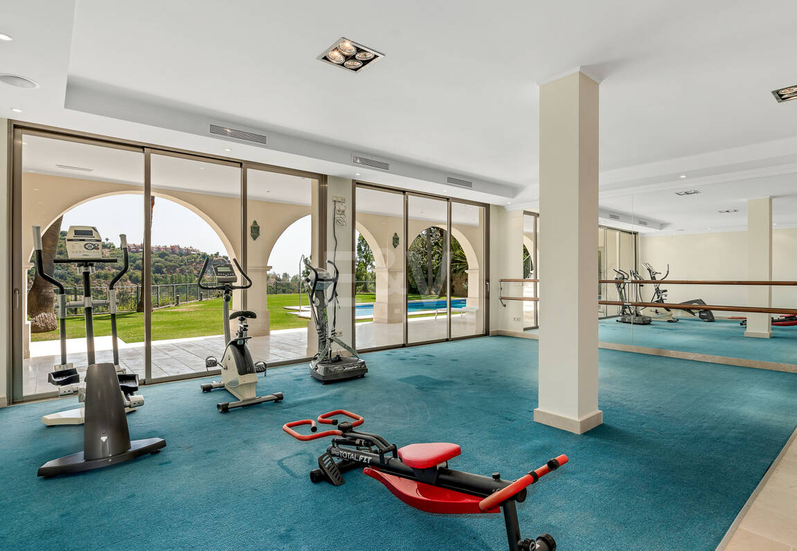 Villa en primera línea de golf en Los Arqueros con vistas espectaculares