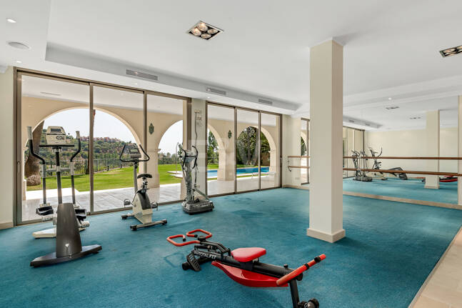 Villa en primera línea de golf en Los Arqueros con vistas espectaculares