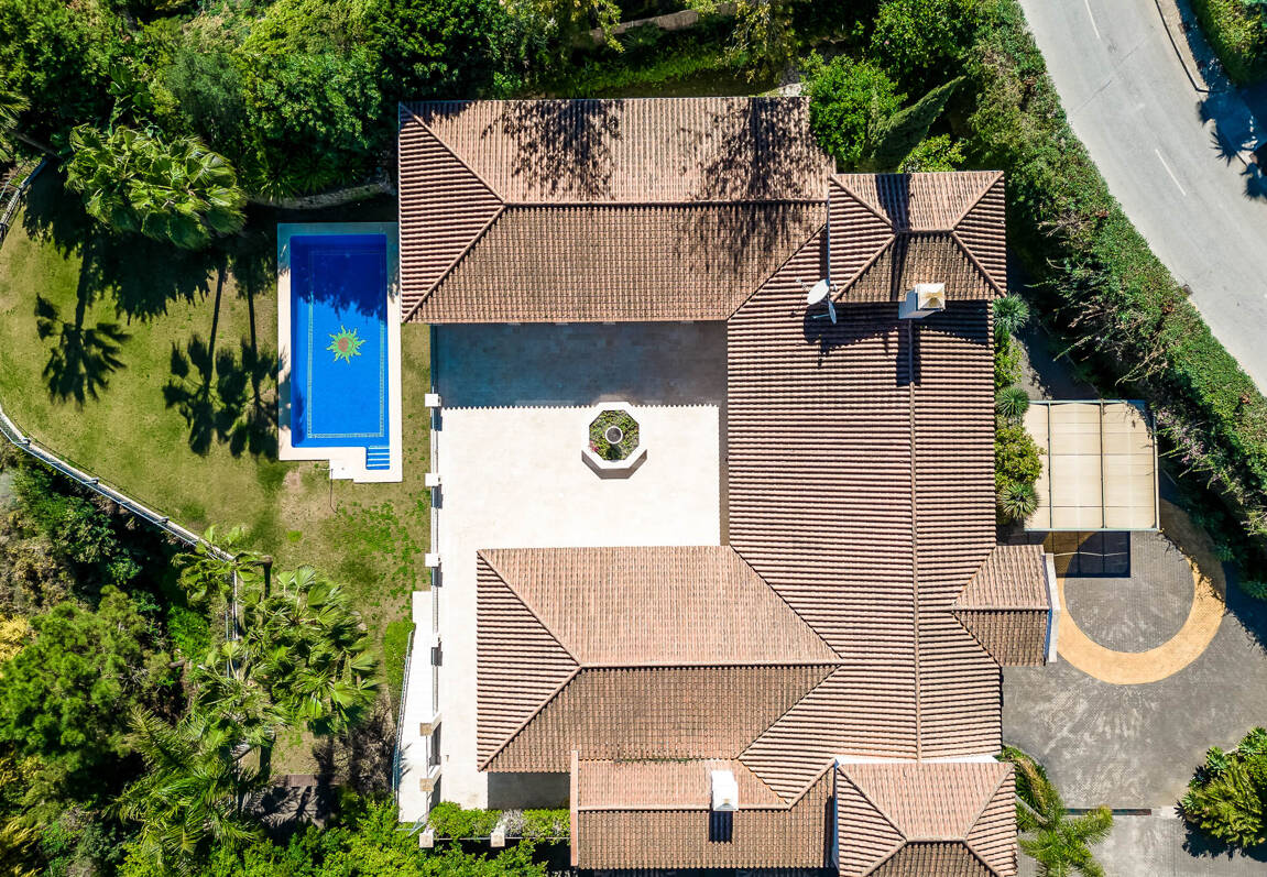 Villa en primera línea de golf en Los Arqueros con vistas espectaculares