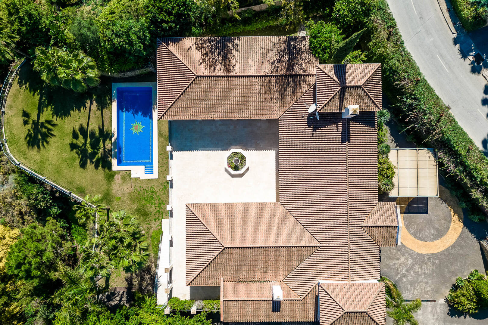 Villa en primera línea de golf en Los Arqueros con vistas espectaculares