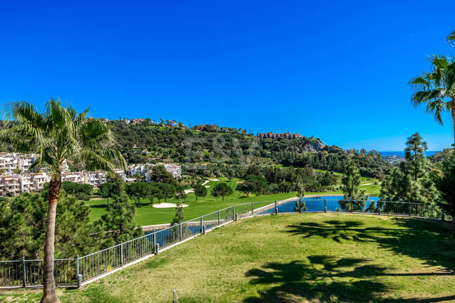 Villa en primera línea de golf en Los Arqueros con vistas espectaculares