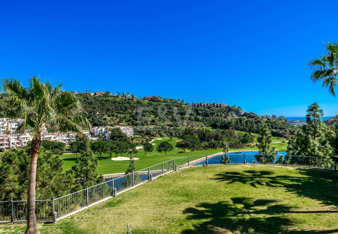 Villa en primera línea de golf en Los Arqueros con vistas espectaculares