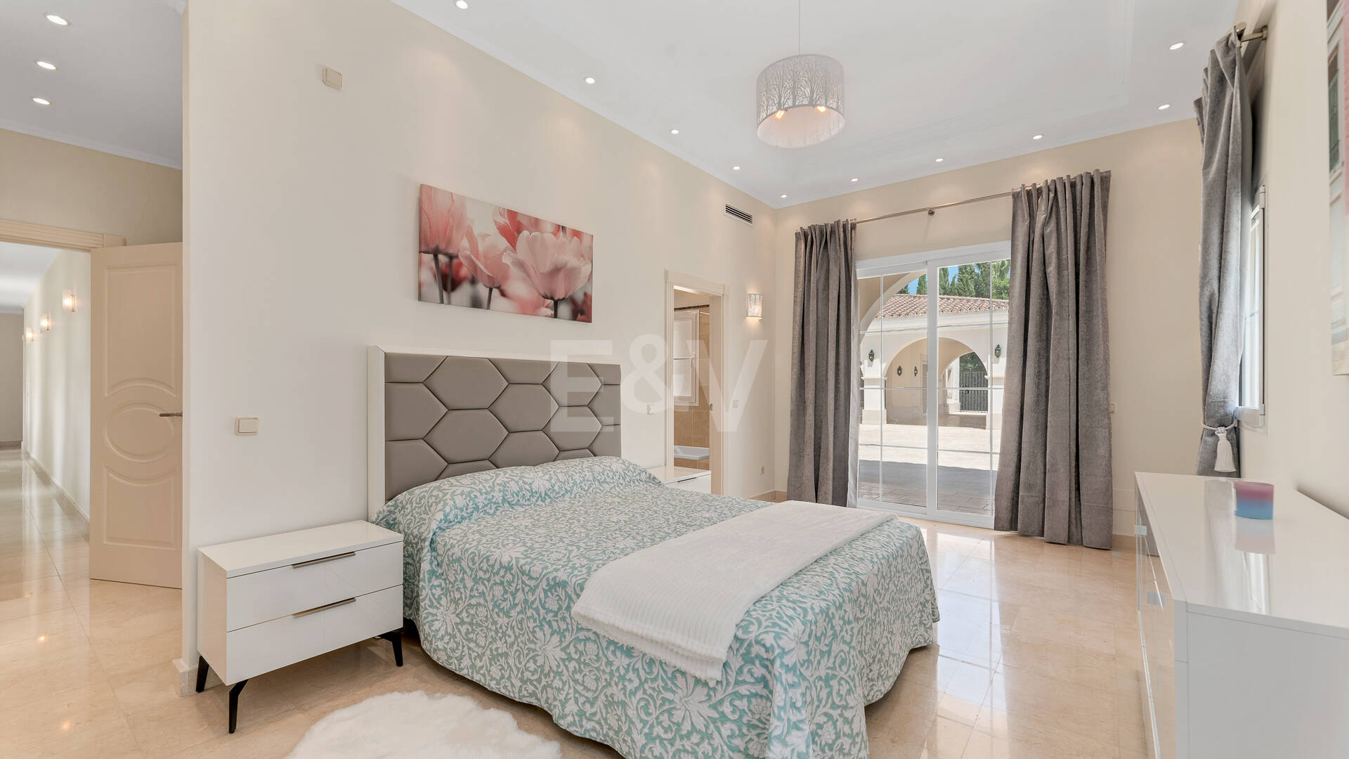 Villa en primera línea de golf en Los Arqueros con vistas espectaculares