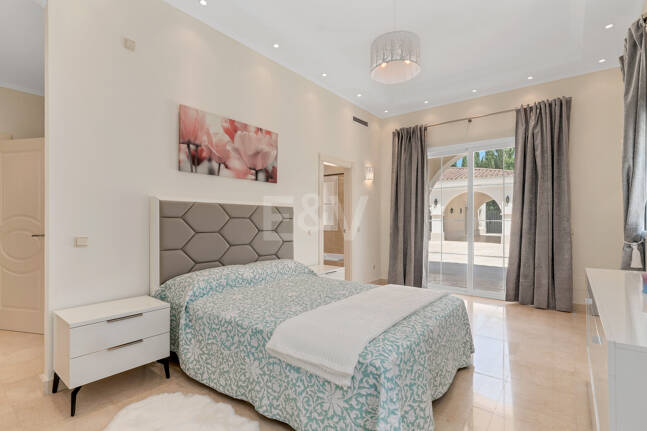 Villa en primera línea de golf en Los Arqueros con vistas espectaculares