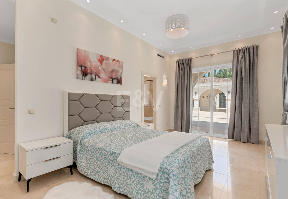 Villa en primera línea de golf en Los Arqueros con vistas espectaculares