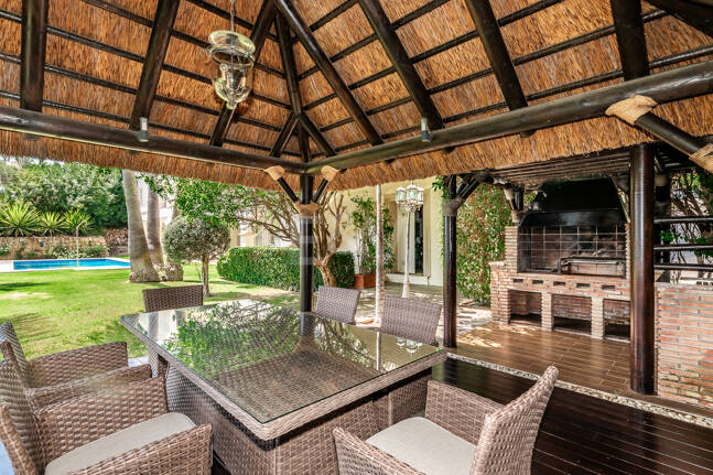 Villa en primera línea de golf en Los Arqueros con vistas espectaculares