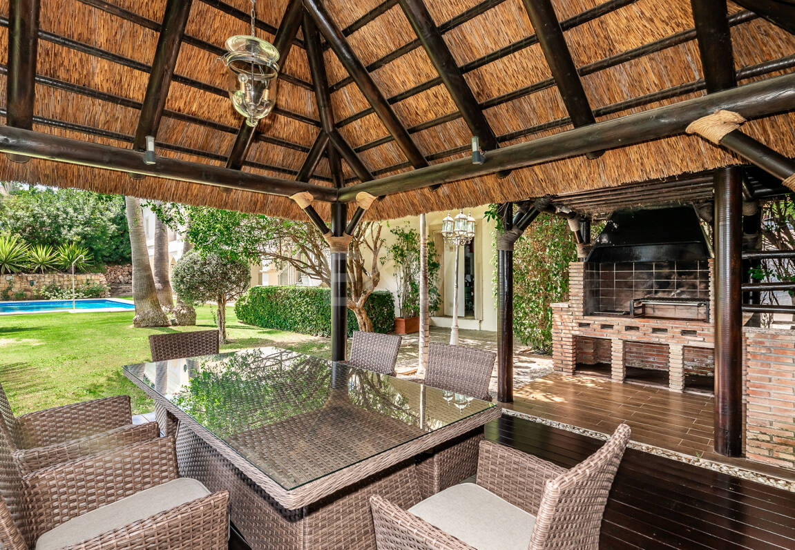 Villa en primera línea de golf en Los Arqueros con vistas espectaculares