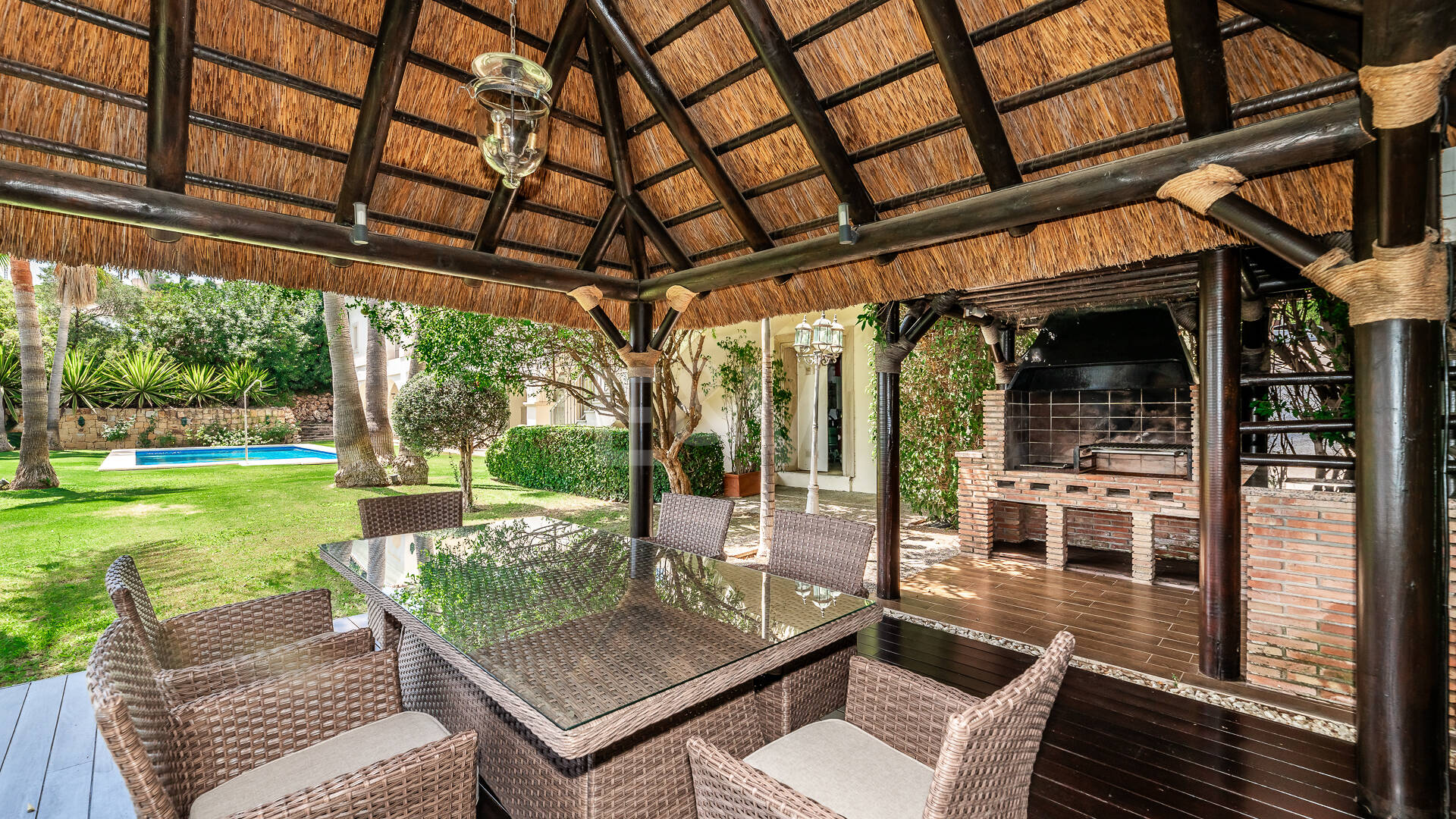 Villa en primera línea de golf en Los Arqueros con vistas espectaculares